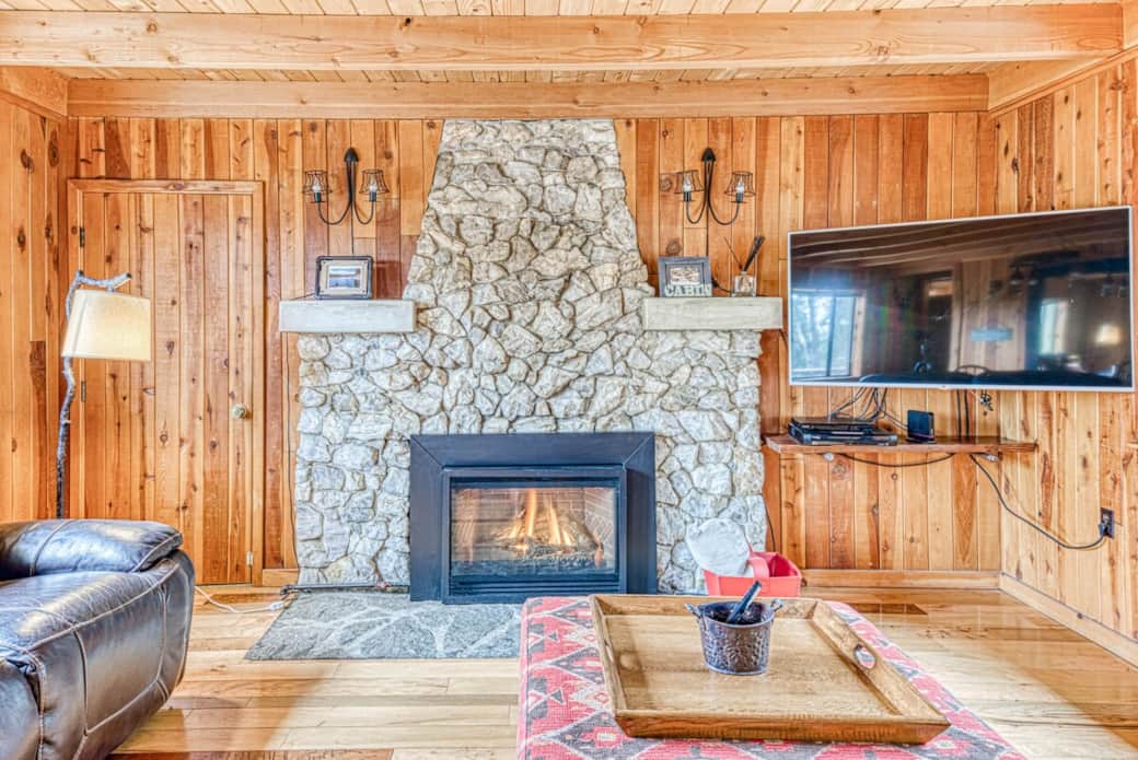 QUARTZ ROCK FIREPLACE, GAS INSERT, LARGE TV (DISH TV)