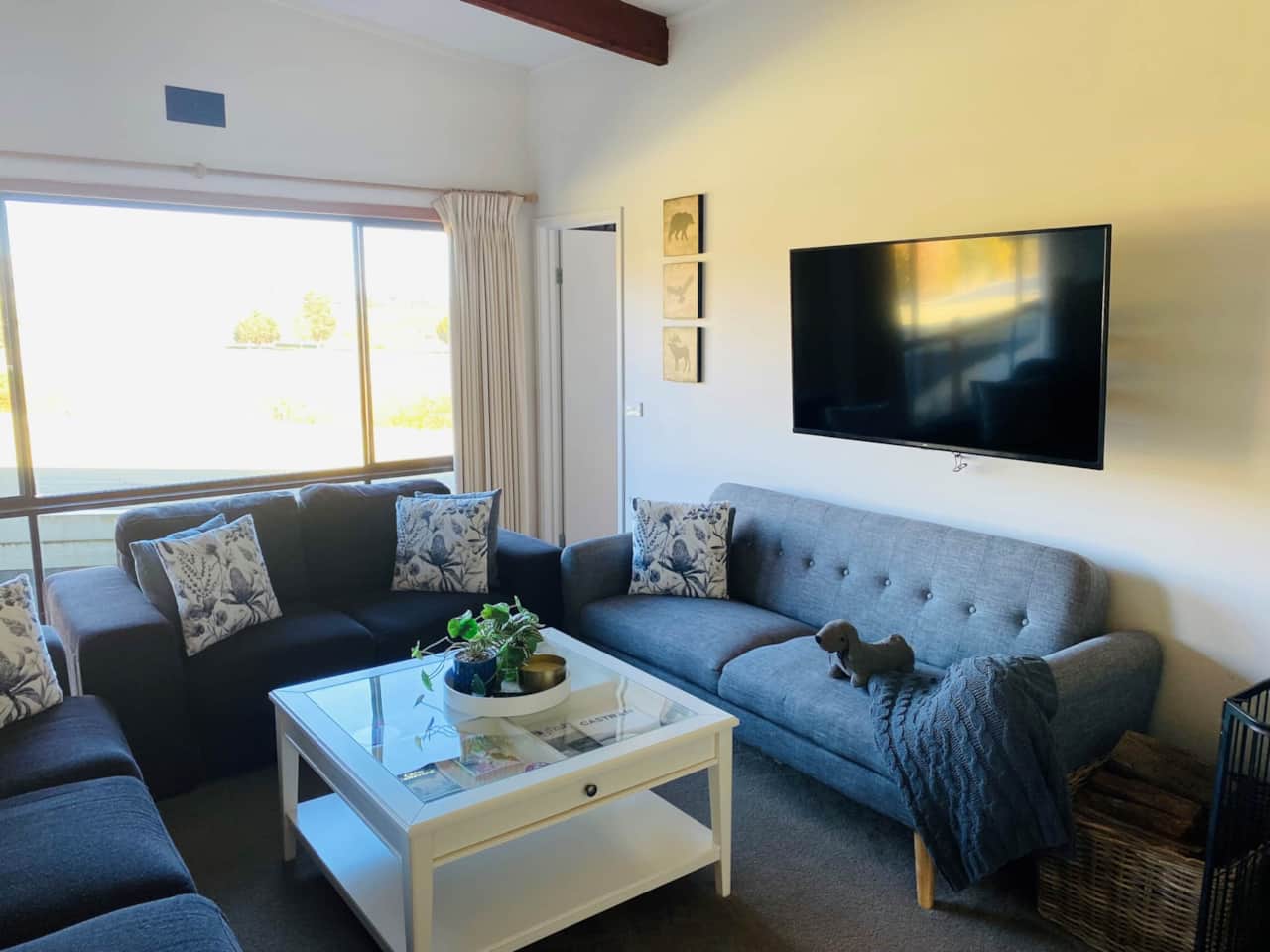Elm King Apartment Lounge New