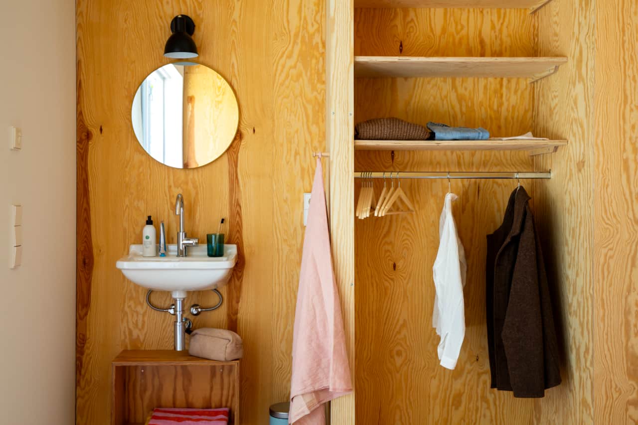 Waschbecken und Garderobe im Studio Flieder