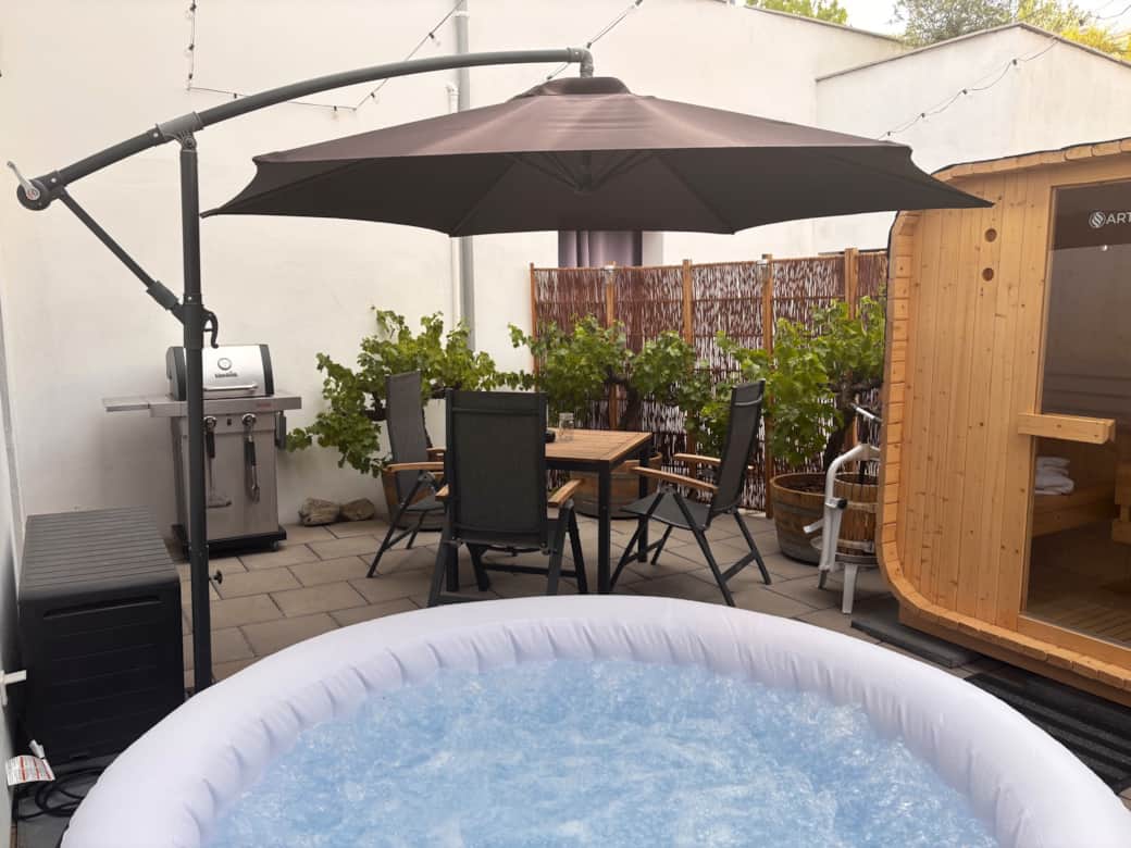 Terrasse mit Grill und Sauna im Sommer und Herbst