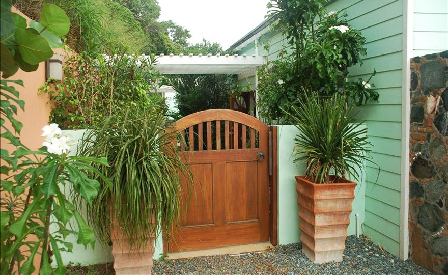 Garden entrance - beach box with beach chairs