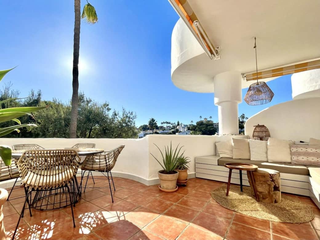 Solig terrass med grill och solstolar Solig terrass med grill och solstolar