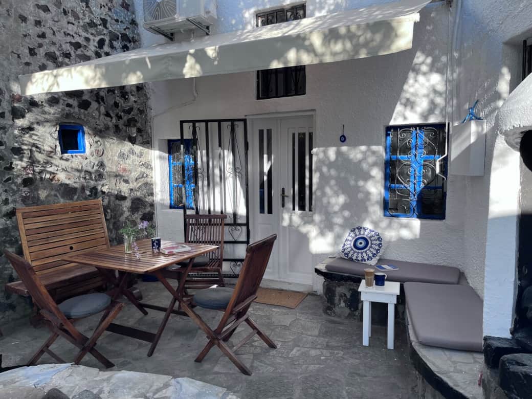 Outdoor dining table in Santorini courtyard, ideal for al fresco meals.