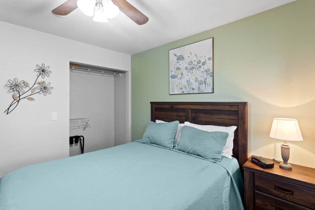 Secondary bedroom, queen bed.