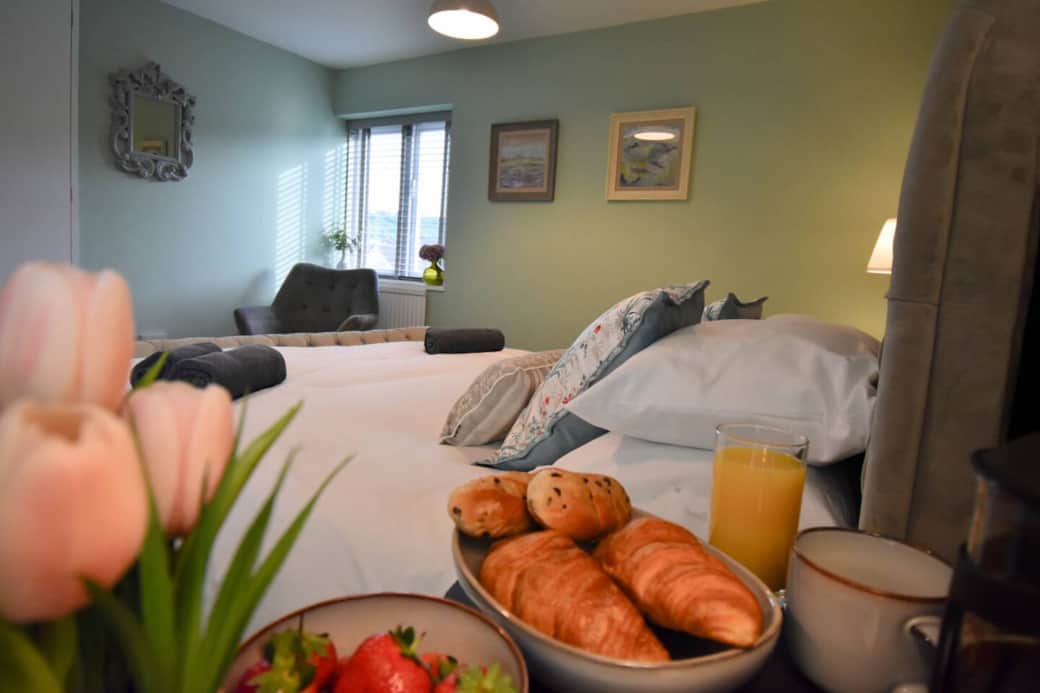 Relax in the stylish main bedroom with soft linens, super-king bed, a comfy chair, and peaceful views. Start your day with breakfast in bed and enjoy a calm, countryside feel and perfect after exploring the Peak District.
