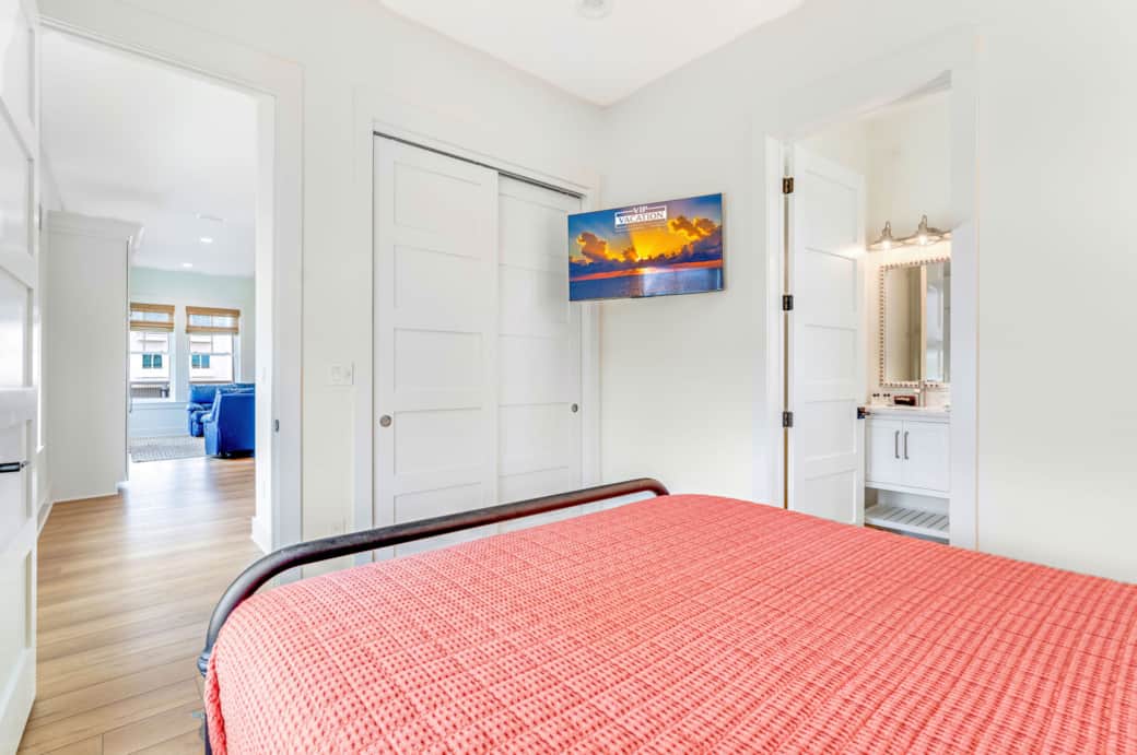 Queen Suite-Main Floor