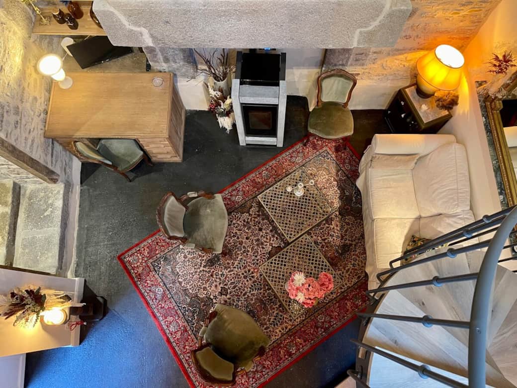 Vue du salon depuis la passerelle métal/bois