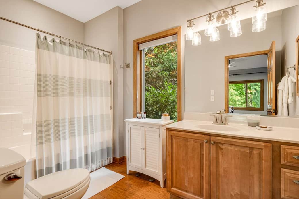 Main Bathroom | First Floor