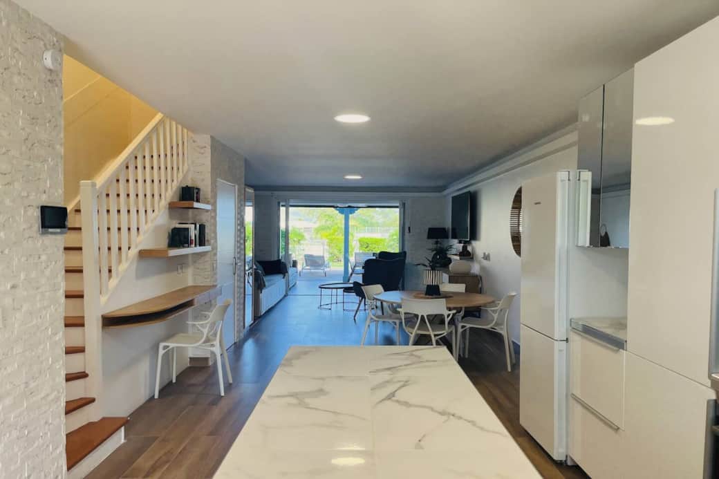 View from the kitchen onto the living room Maison Caraïbes