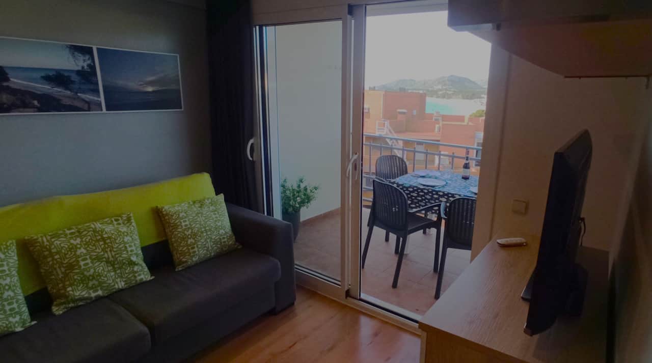 Wohnzimmer mit Zugang zur Terrasse