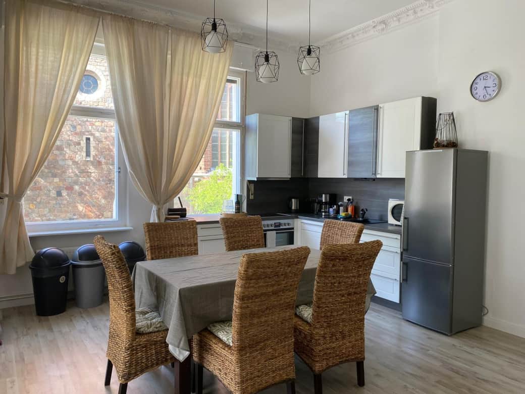 Küche mit Geschirrspüler