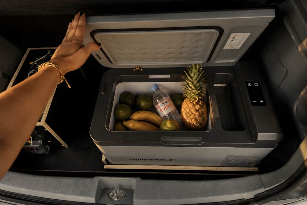 Frigo-congélateur intégré dans le coffre pour conserver vos repas et boissons pendant votre séjour
