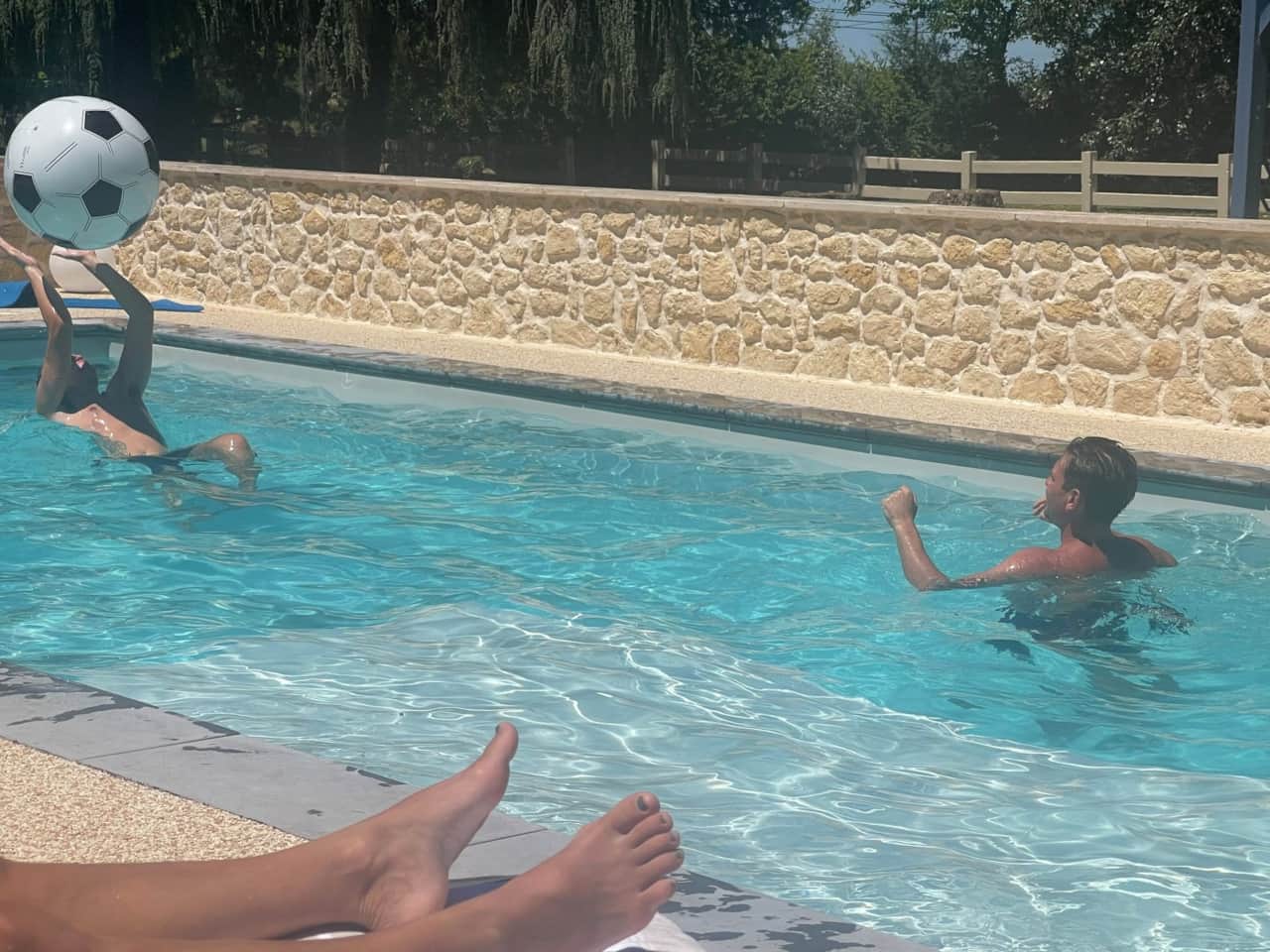 Schwimmen im Privatpool von Maison Sérénité in der Dordogne