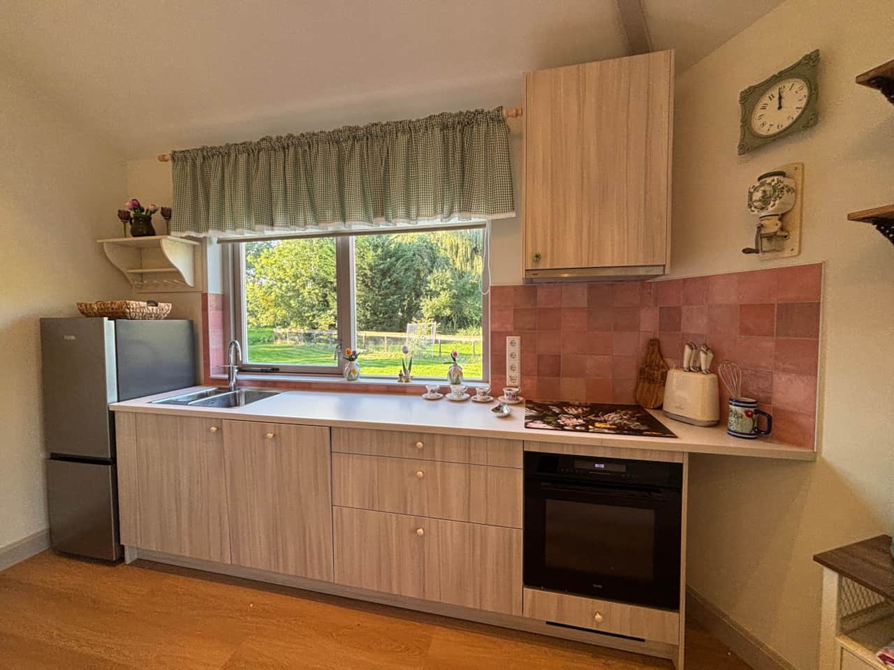 The tulip kitchen counter focus
