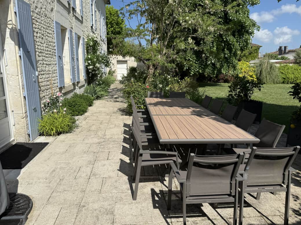 Table sur terrasse maison principale