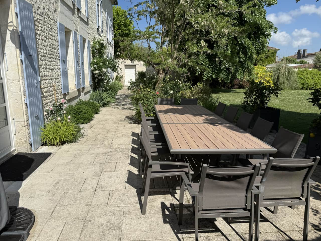 Tisch auf der Terrasse des Haupthauses