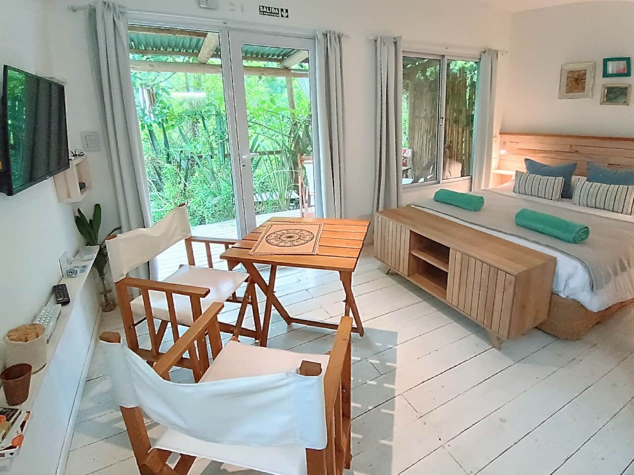Habitación en suite con amplios ventanales y galería con un paisaje natural único