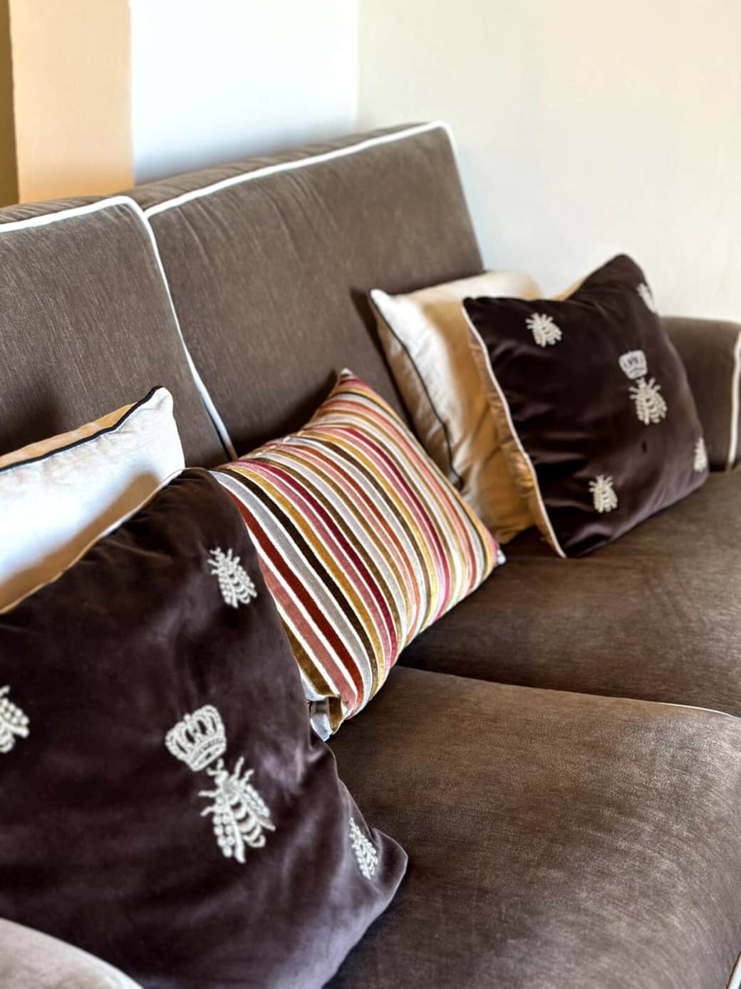 LIVING ROOM
Cozy cushion to add comfort to your stay.