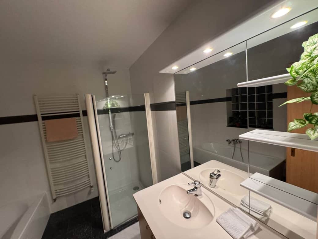 Salle de bain avec douche
