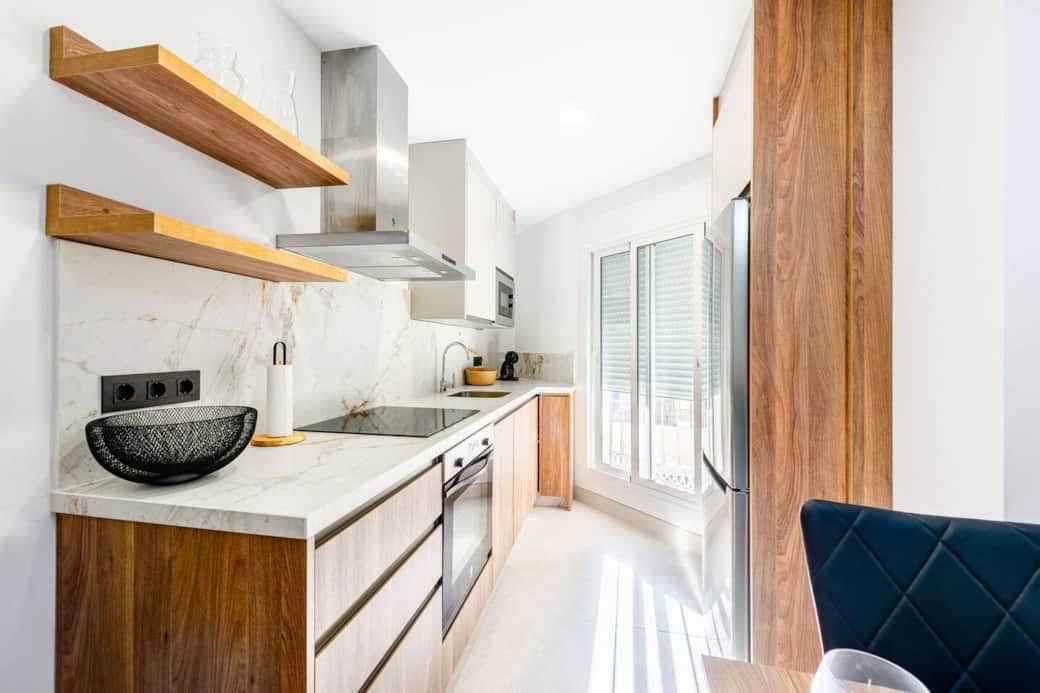 Cocina luminosa equipada apartamento turístico Nerja