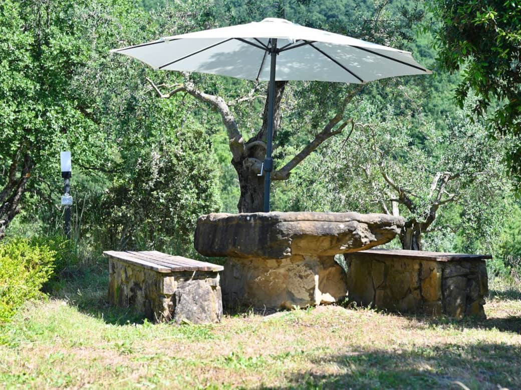 Einer der Esstische im Garten