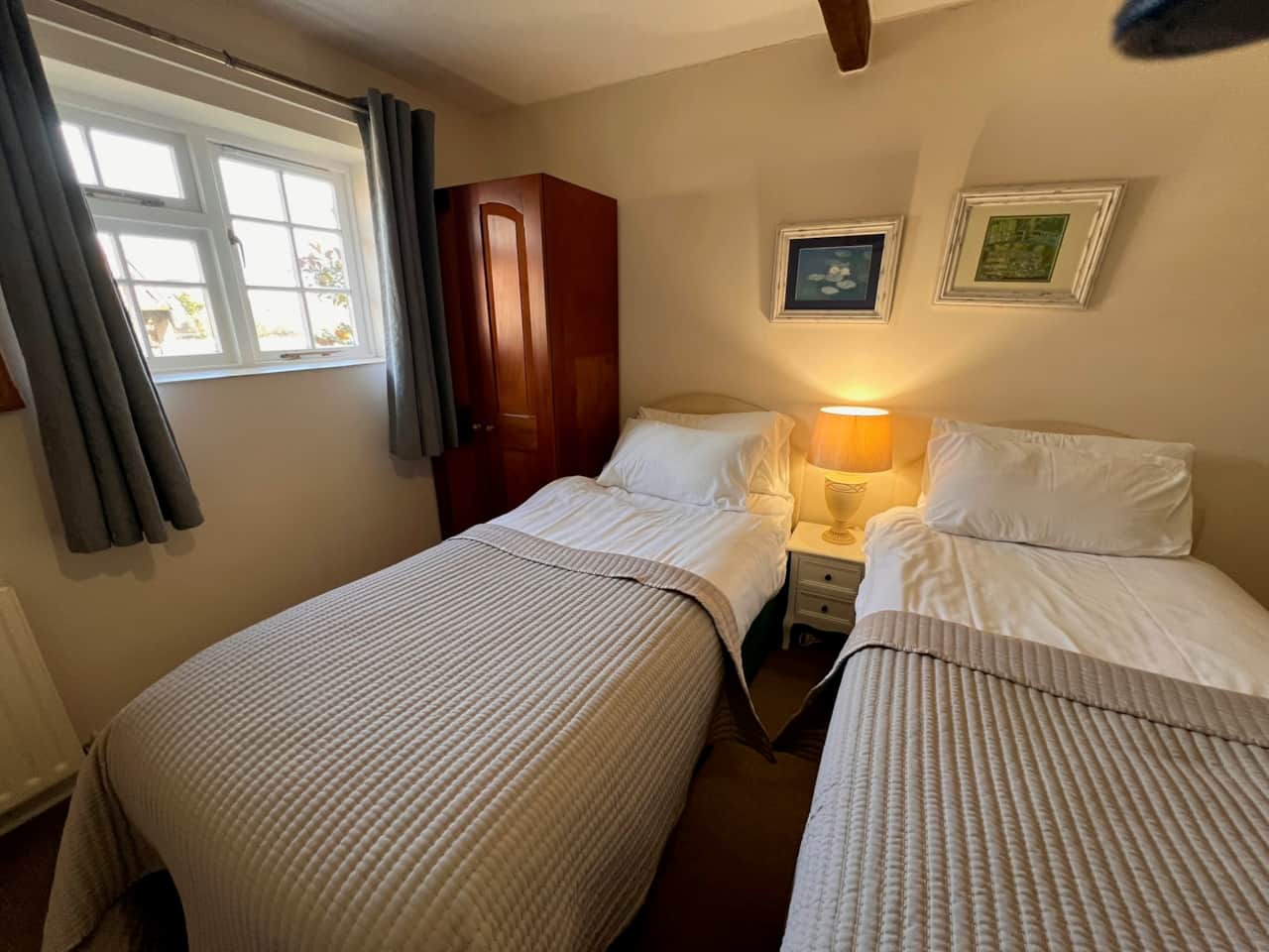 Twin Bed Room