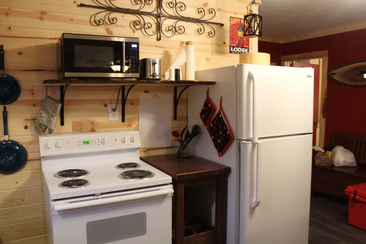 Full kitchen w/ microwave, toaster, coffepot, fridge