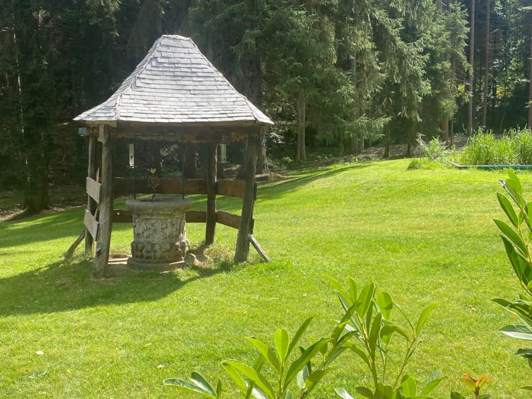 Puit scellé, situé dans le jardin