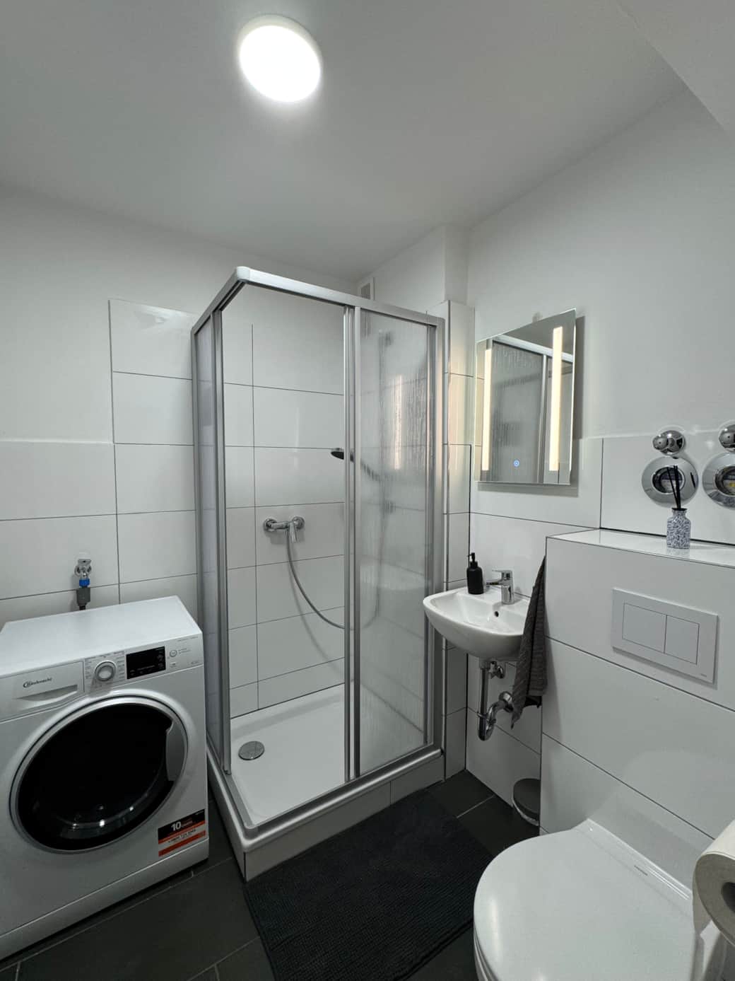 Badezimmer mit Waschtrockner