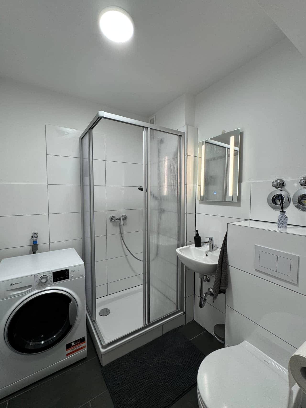 Badezimmer mit Waschtrockner