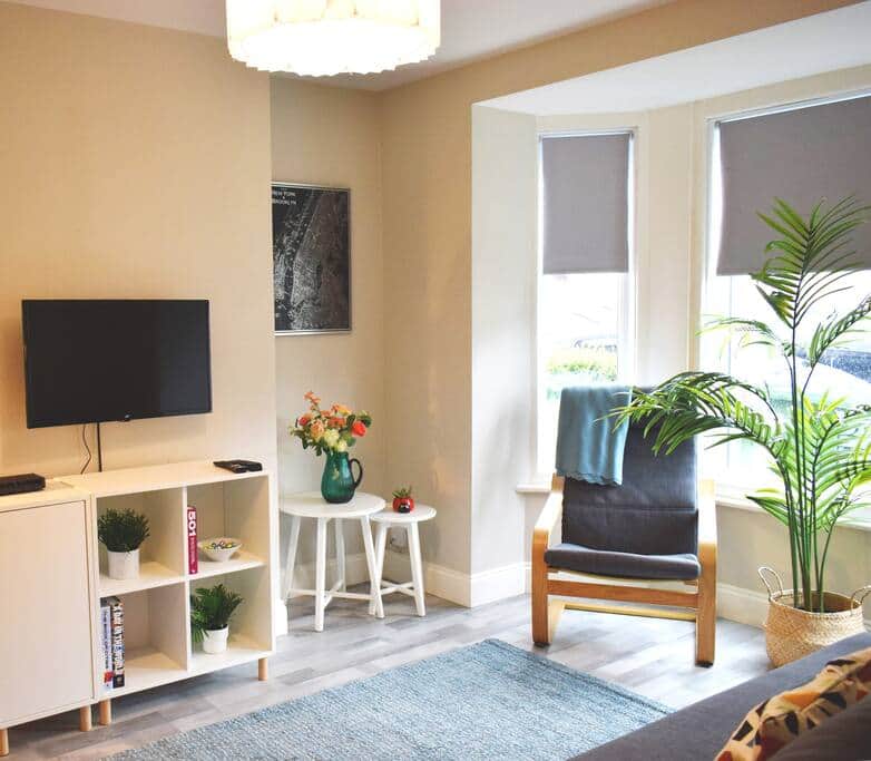 Living Room with TV and Multimedia Southampton City