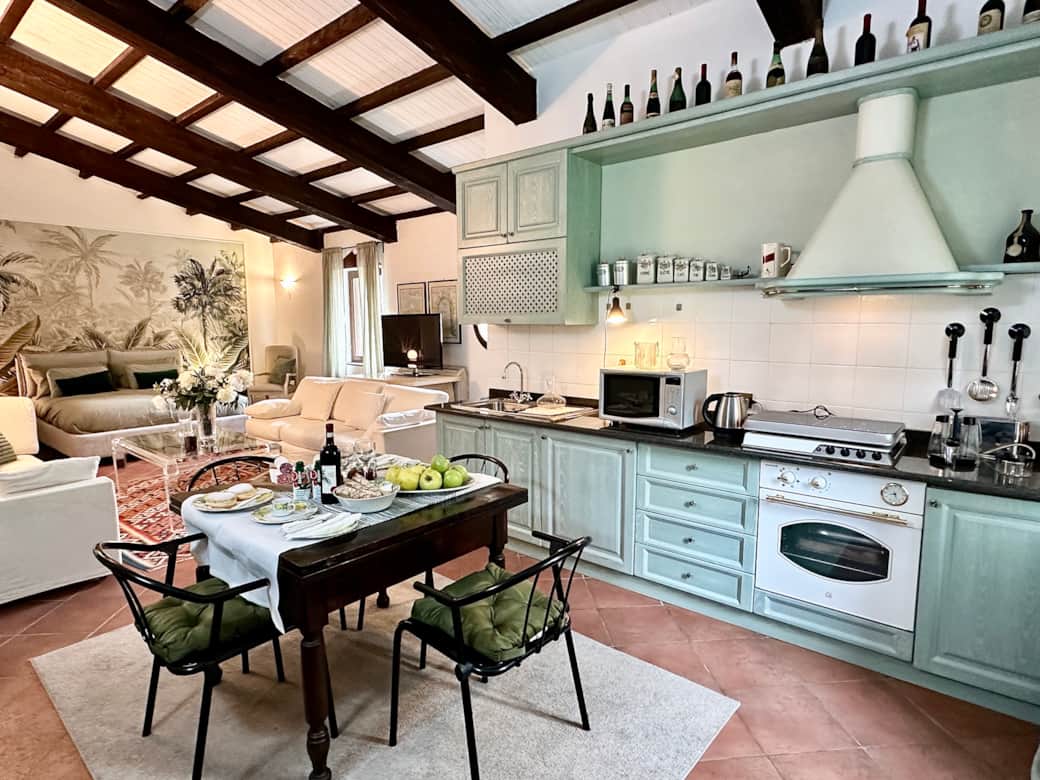 Fully equipped kitchen for dining at home