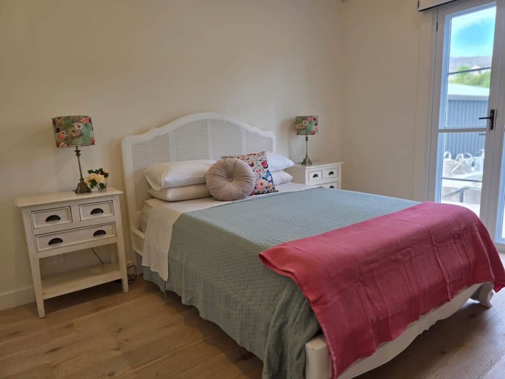 Queen sized bed with soft silky organic bamboo sheets. Queen sized bed with soft silky organic bamboo sheets.