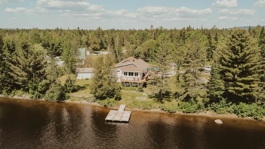 Vue aérienne de la propriété bordée par une rivière navigable sur 15 km. 