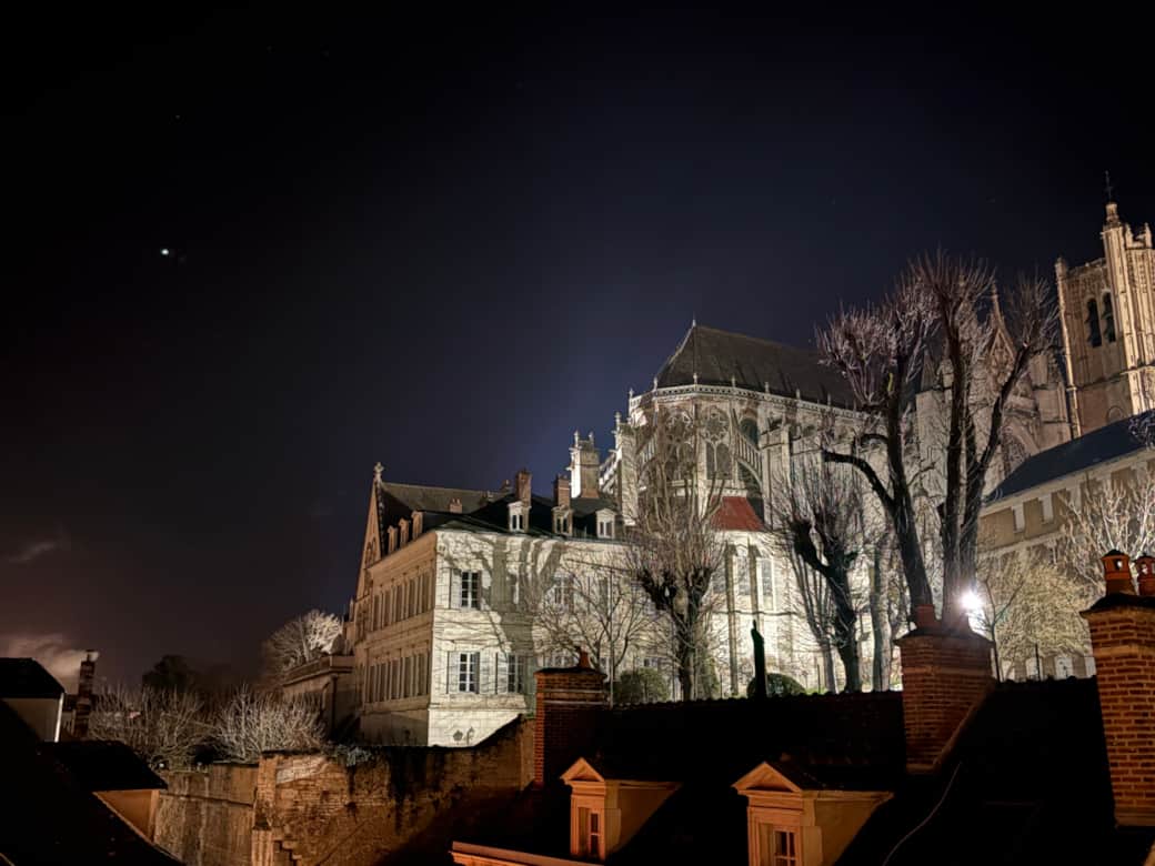 Vue du séjour sur la Cathédrale illuminée