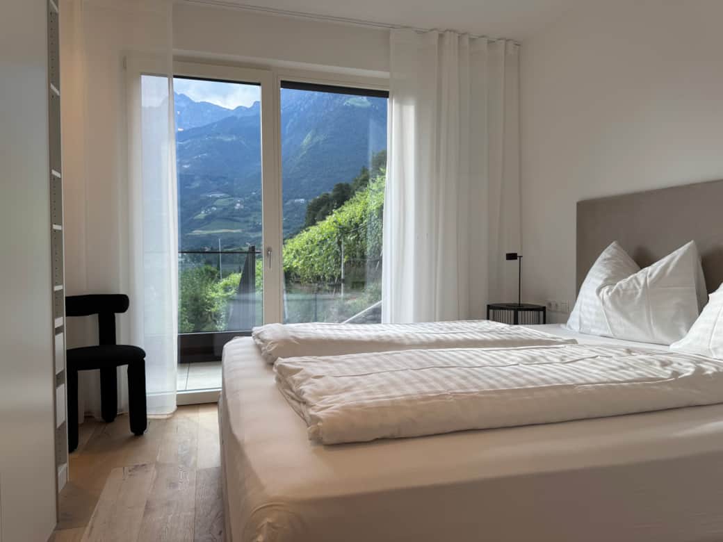 Schlafzimmer 1 mit Super-Kingsizebed (180x220cm) und Ausblick auf den Weinberg Schlafzimmer 1 mit Super-Kingsizebed (180x220cm) und Ausblick auf den Weinberg