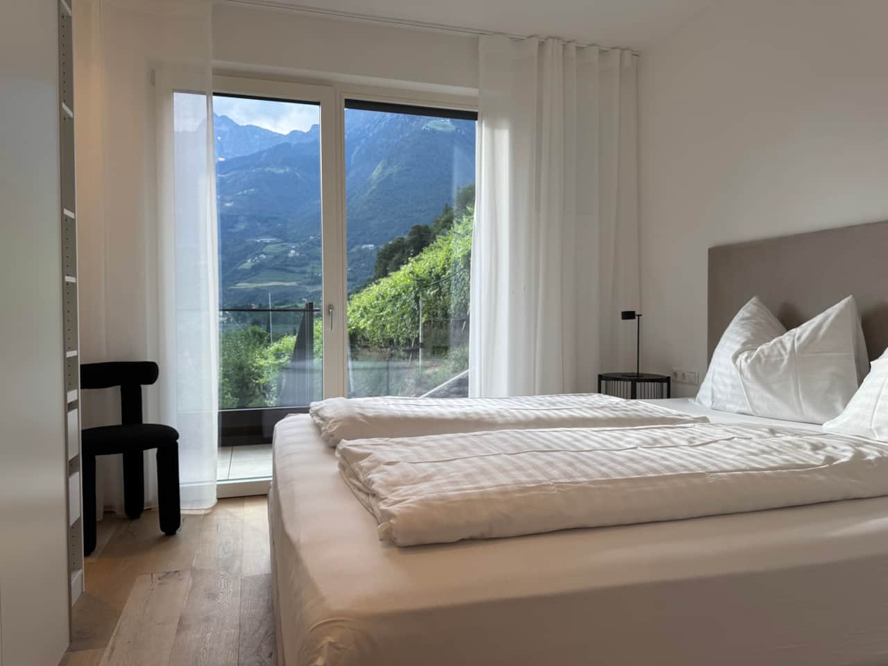 Schlafzimmer 1 mit Super-Kingsizebed (180x220cm) und Ausblick auf den Weinberg