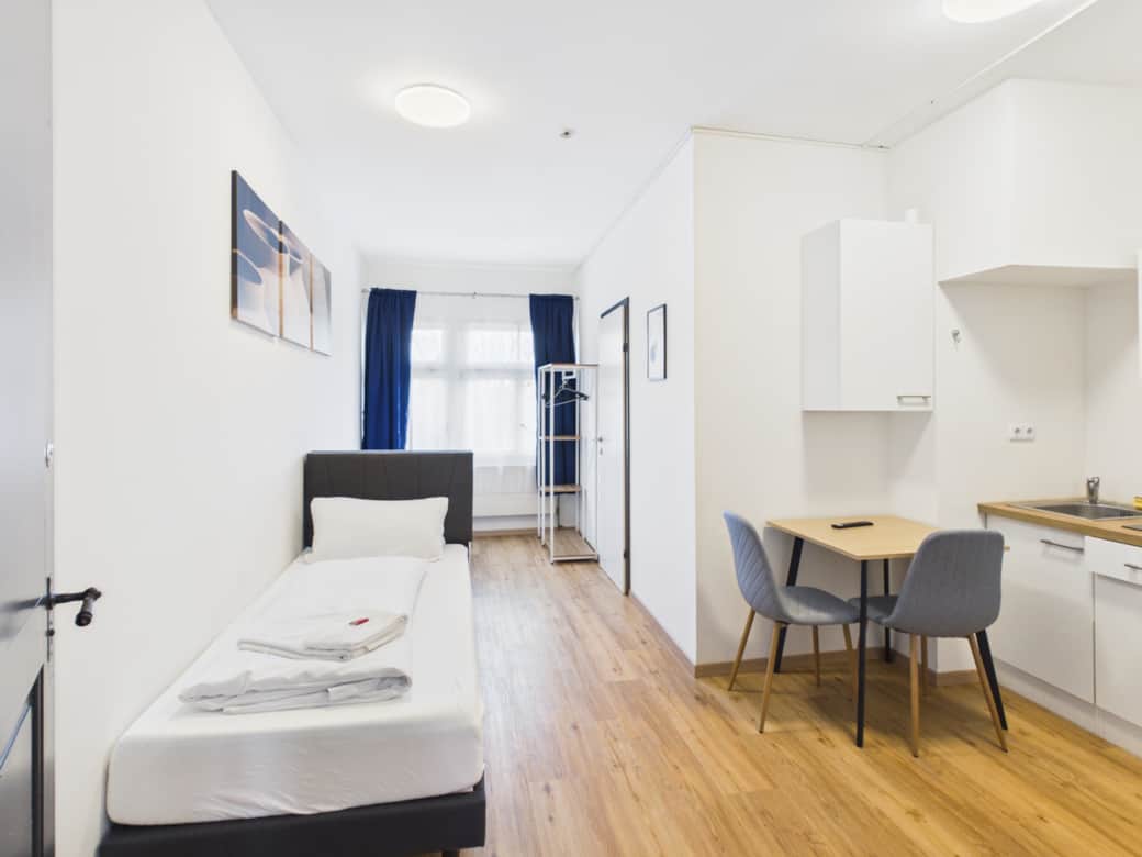 Schlafzimmer mit Küche und Essbereich