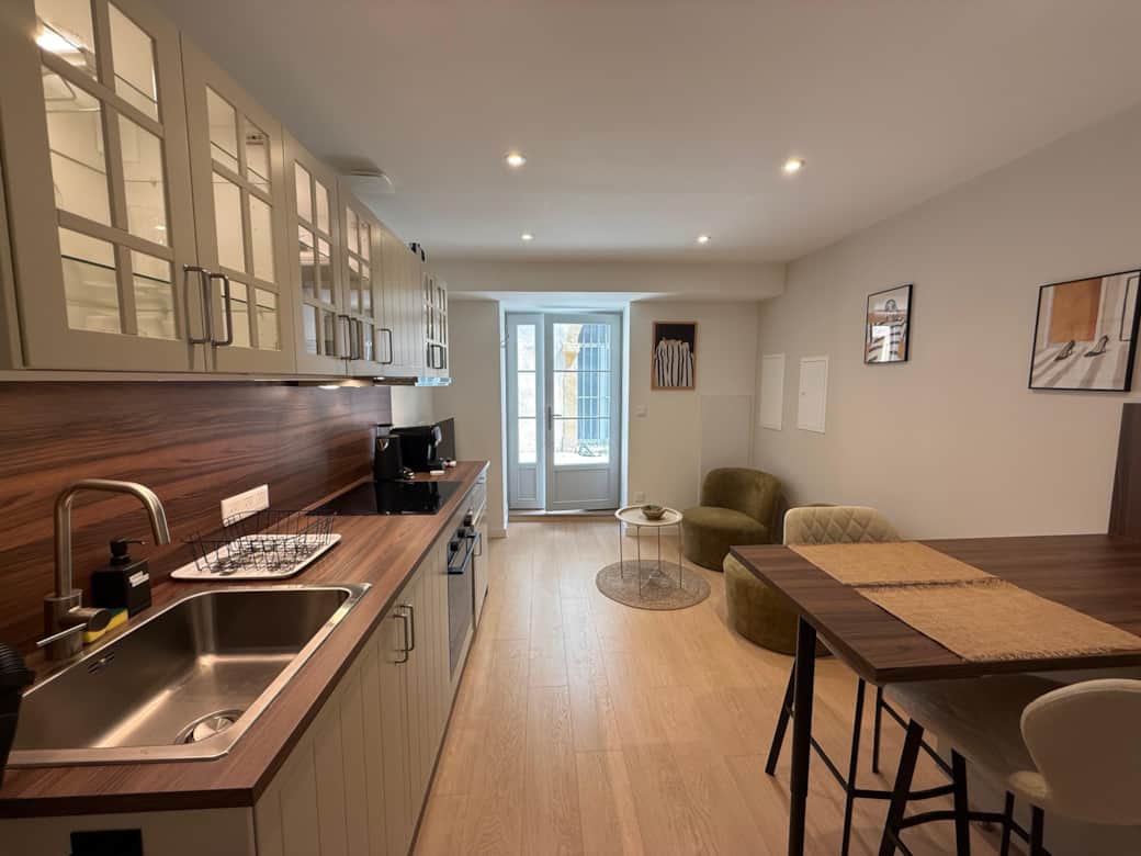 Espace de vie et salle à manger avec cuisine équipée. Espace de vie et salle à manger avec cuisine équipée.