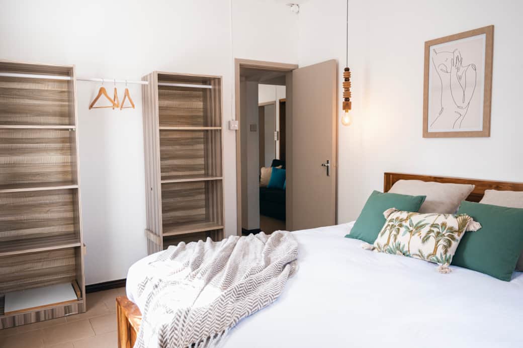 Bedroom 1 - King bed (1)