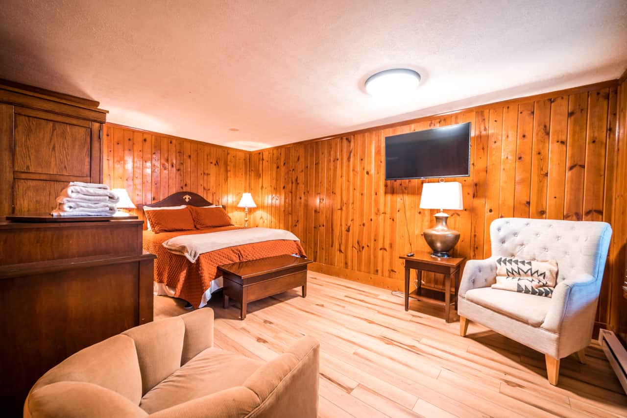 Elevation Vacation Rentals - Land's End 10 - Main Floor Queen Bedroom