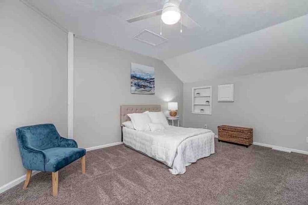 Upstairs King bedroom (upgraded since photo) Upstairs King bedroom (upgraded since photo)