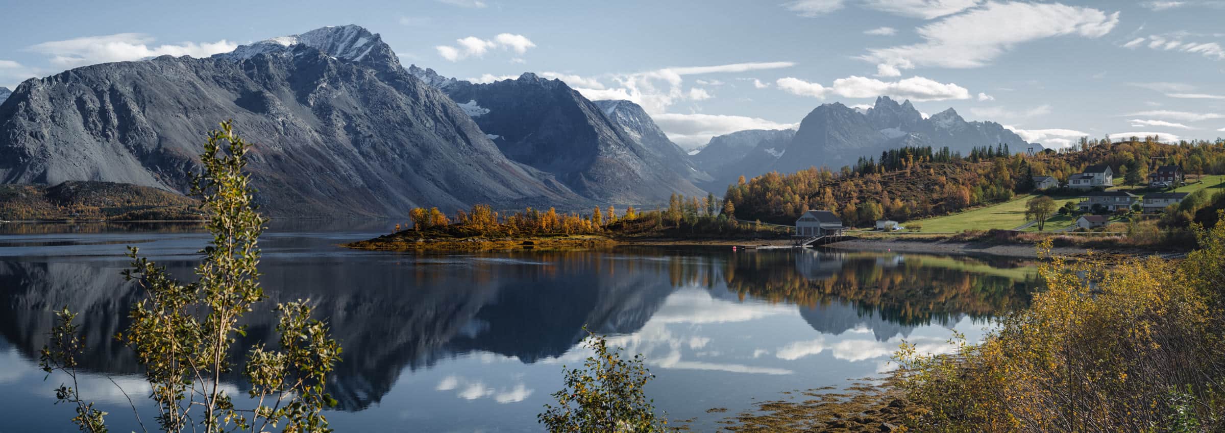 Spiegelglatter Ullsfjord im Herbst, dahinter die Berge