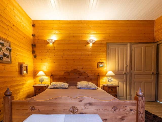 Chambre "Cocktail Scandinave" avec lit 160cm en bois et déco chaleureuse Chambre "Cocktail Scandinave" avec lit 160cm en bois et déco chaleureuse