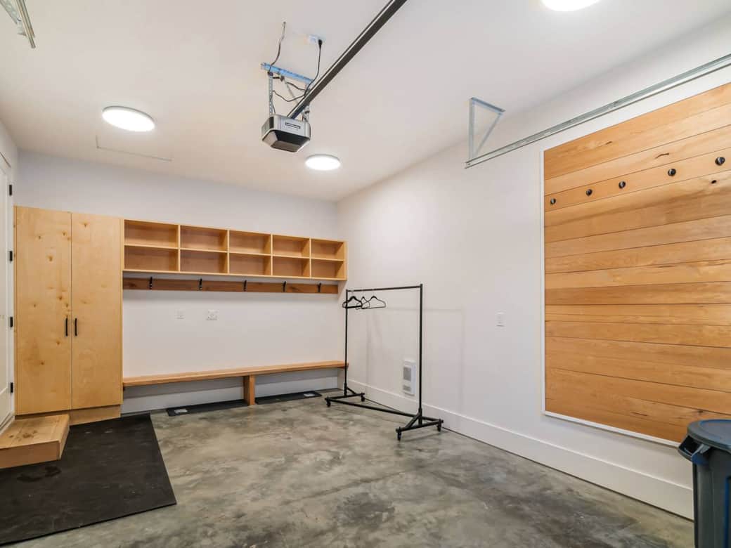 Lots of space for everyone to hang and dry their gear 