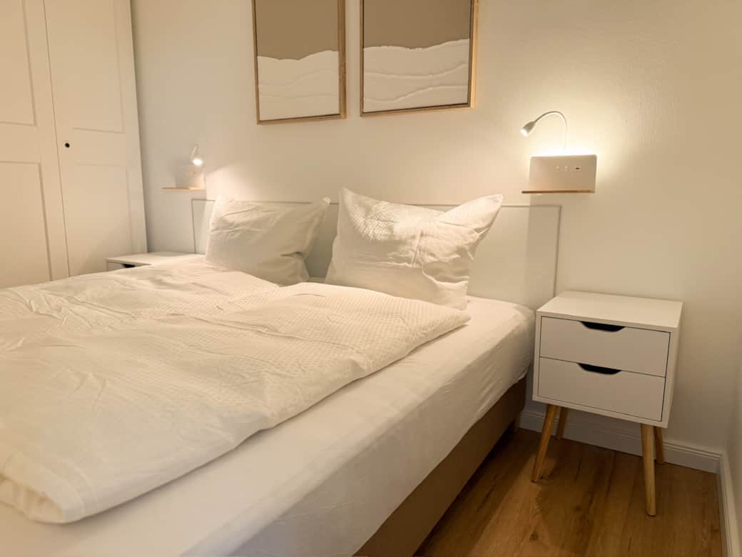 Schlafzimmer 1 mit einem 180x200 Bett & TV Schlafzimmer 1 mit einem 180x200 Bett & TV