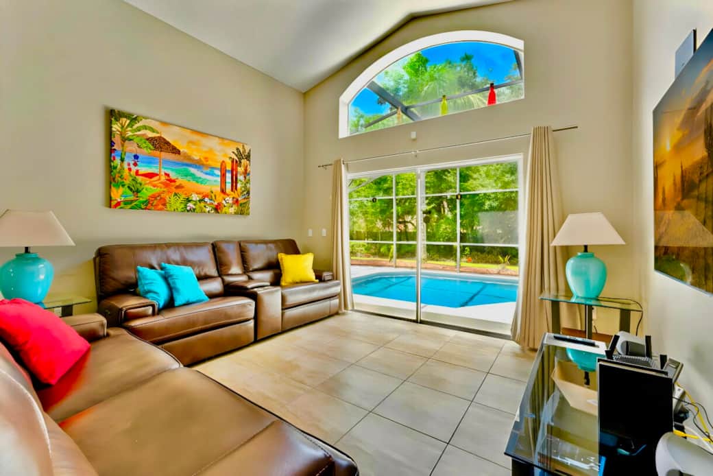 Sitting room with access to pool