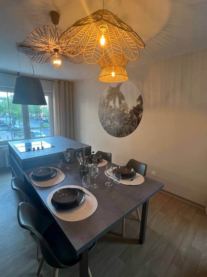 Espace repas au style Amazonia : contraste élégant de noir , vert kaki et touches de paille. Une ambiance végétale et chaleureuse, parfaite pour partager un repas convivial dans un cadre à la fois naturel et contemporain.
