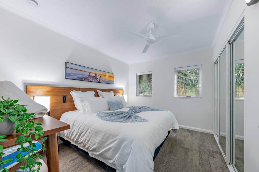 Master bedroom (King bed)