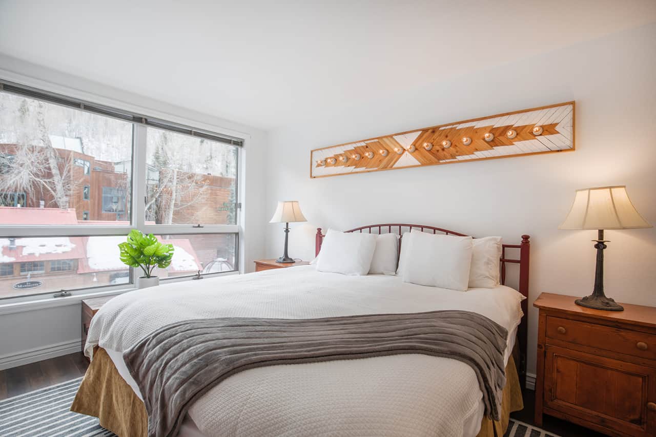 Bedroom / King Bed